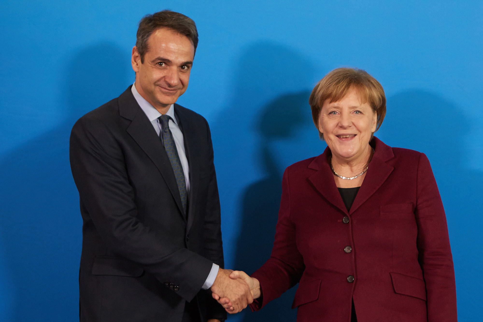 Ο πρόεδρος της Νέας Δημοκρατίας Κυριάκος Μητσοτάκης ανταλλάσει χειραψία με την Καγκελάριο της Γερμανίας Άγγελα Μέρκελ, κατά τη διάρκεια της συνάντησής τους, τη Δευτέρα 13 Φεβρουαρίου 2017, στα κεντρικά γραφεία του Κόμματος CDU. Διήμερη επίσκεψη πραγματοποιεί ο Κυριάκος Μητσοτάκης, στο Βερολίνο, σήμερα και αύριο, όπου θα έχει και τις πρώτες εκτεταμένες, συναντήσεις με την καγκελάριο Άγγελα Μέρκελ και τον υπουργό Οικονομικών Βόλφγκανγκ Σόιμπλε. ΑΠΕ-ΜΠΕ/ΓΡΑΦΕΙΟ ΤΥΠΟΥ ΝΔ/ΔΗΜΗΤΡΗΣ ΠΑΠΑΜΗΤΣΟΣ