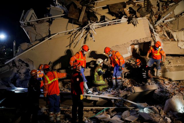 Rescue operations take place on a site after an earthquake struck the Aegean Sea, in the coastal province of Izmir, Turkey, October 30, 2020. REUTERS/Kemal Aslan