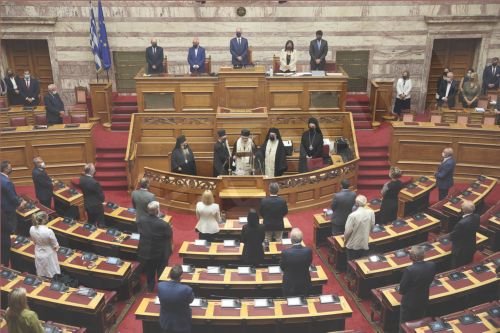 Ο Αρχιεπίσκοπος Αθηνών και πάσης Ελλάδας Ιερώνυμος τελεί τον αγιασμό πριν την έναρξη των εργασιών της Β συνόδου της Βουλής, Αθήνα Δευτέρα 5 Οκτωβρόυ 2020.