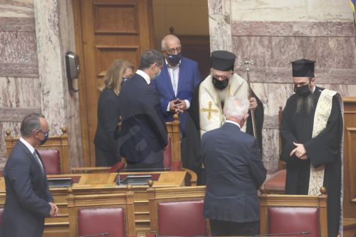 Ο Αρχιεπίσκοπος Αθηνών και πάσης Ελλάδας Ιερώνυμος στην αίθουσα της Ολομέλειας της Βουλής για να τελέσει τον αγιασμό πριν την έναρξη των εργασιών της Β συνόδου της Βουλής, Αθήνα Δευτέρα 5 Οκτωβρόυ 2020.