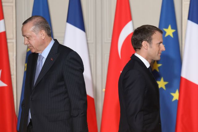 epa06418866 French President Emmanuel Macron (R) and  Turkish President Recep Tayyip Erdogan greet each other during a joint press conference at a joint press conference at the Elysee Palace in Paris, France, 05 January 2018. Erdogan will attempt to reset relations with Europe at talks with Macron in Paris on January 5 that are likely to be overshadowed by human rights concerns. Erdogan is in Paris for a one-day visit for bilateral talks.  EPA/LUDOVIC MARIN / POOL MAXPPP OUT