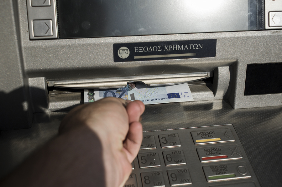 Εξήντα ευρώ, το όριο της ημερήσιας ανάληψης φαίνονται σε χαρτονομίσματα των είκοσι ευρώ κατά την διάρκεια ανάληψης σε ATM της Εθνικής Τράπεζας Ελλάδος. Αθήνα, Ελλάδα. Δευτέρα 29 Ιουνίου 2015. Κλειστές παραμένουν οι τράπεζες μέχρι και τη Δευτέρα 6 Ιουλίου, σύμφωνα με τη σχετική Πράξη Νομοθετικού Περιεχομένου που έχει δημοσιευθεί στο ΦΕΚ. Οι καταθέσεις είναι πλήρως διασφαλισμένες διαβεβαιώνει η κυβέρνηση. Η καταβολή των συντάξεων εξαιρείται από τους περιορισμούς τραπεζικών συναλλαγών. ΑΠΕ-ΜΠΕ/ΑΠΕ-ΜΠΕ/Φώτης Πλέγας Γ ΑΠΕ-ΜΠΕ/ΑΠΕ-ΜΠΕ/Φώτης Πλέγας Γ.