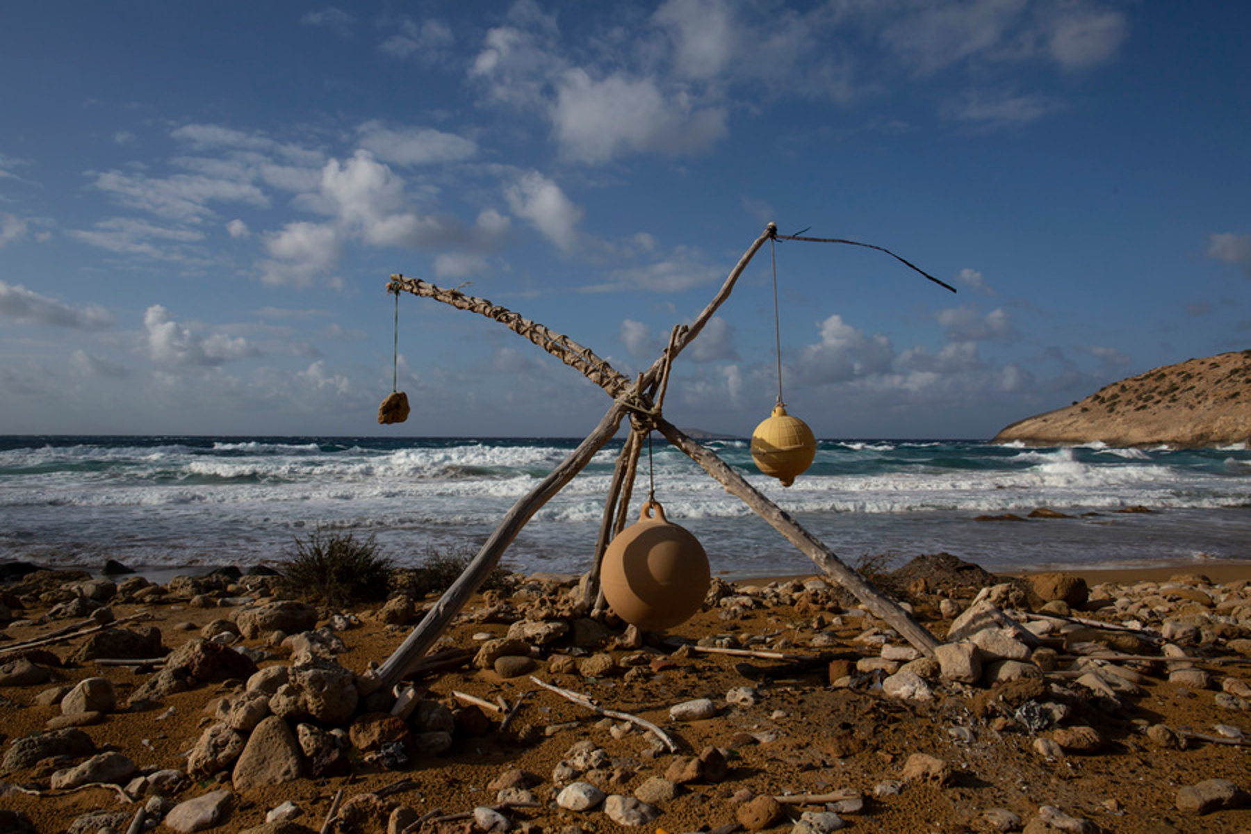 Φωτογραφία που δόθηκε στη δημοσιότητα την Κυριακή 22 Νοεμβρίου 2020, απεικονίζει μία κατασκευή με κρεμασμένες πέτρες και μικρές σημαδούρες πάνω σε ξύλα, φτιαγμένη από κατασκηνωτές, σε παραλία στο νησί της Γαύδου, Τετάρτη 29 Ιανουαρίου 2020. Εκτός από τους ντόπιους, ο αριθμός των μόνιμων κατοίκων της Γαύδου κατά τη διάρκεια του χειμώνα, εξαρτάται από τον αριθμό των κατασκηνωτών. Καθώς το νησί, αποτελεί διάσημο καλοκαιρινό προορισμό για τους ελεύθερους κατασκηνωτές, πολλοί εξ αυτών συνεχίζουν να διαμένουν σε παραλίες όλο τον υπόλοιπο χρόνο. ΑΠΕ-ΜΠΕ/ΑΠΕ-ΜΠΕ/ΓΙΑΝΝΗΣ ΚΟΛΕΣΙΔΗΣ