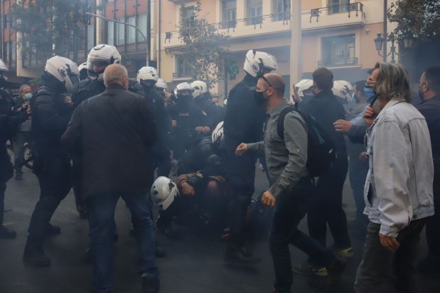 Ένταση μεταξυ διαδηλωτών του ΚΚΕ και αστυνομίας κατα τη διάρκεια της πορείας για την 47η Επέτειο της Εξέγερσης του Πολυτεχνείου, στην Αθήνα, στις 17 Νοεμβρίου, 2020