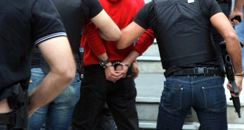 Στιγμιότυπο απο τα δικαστήρια της Ευελπίδων όπου οι 4 κατηγορούμενοι για βομβιστικές επιθέσεις και την γιάφκα στο Χαλάνδρι οδηγήθηκαν στον εισαγγελέα,σήμερα Παρασκευή 25 Σεπτεβρίου 2009