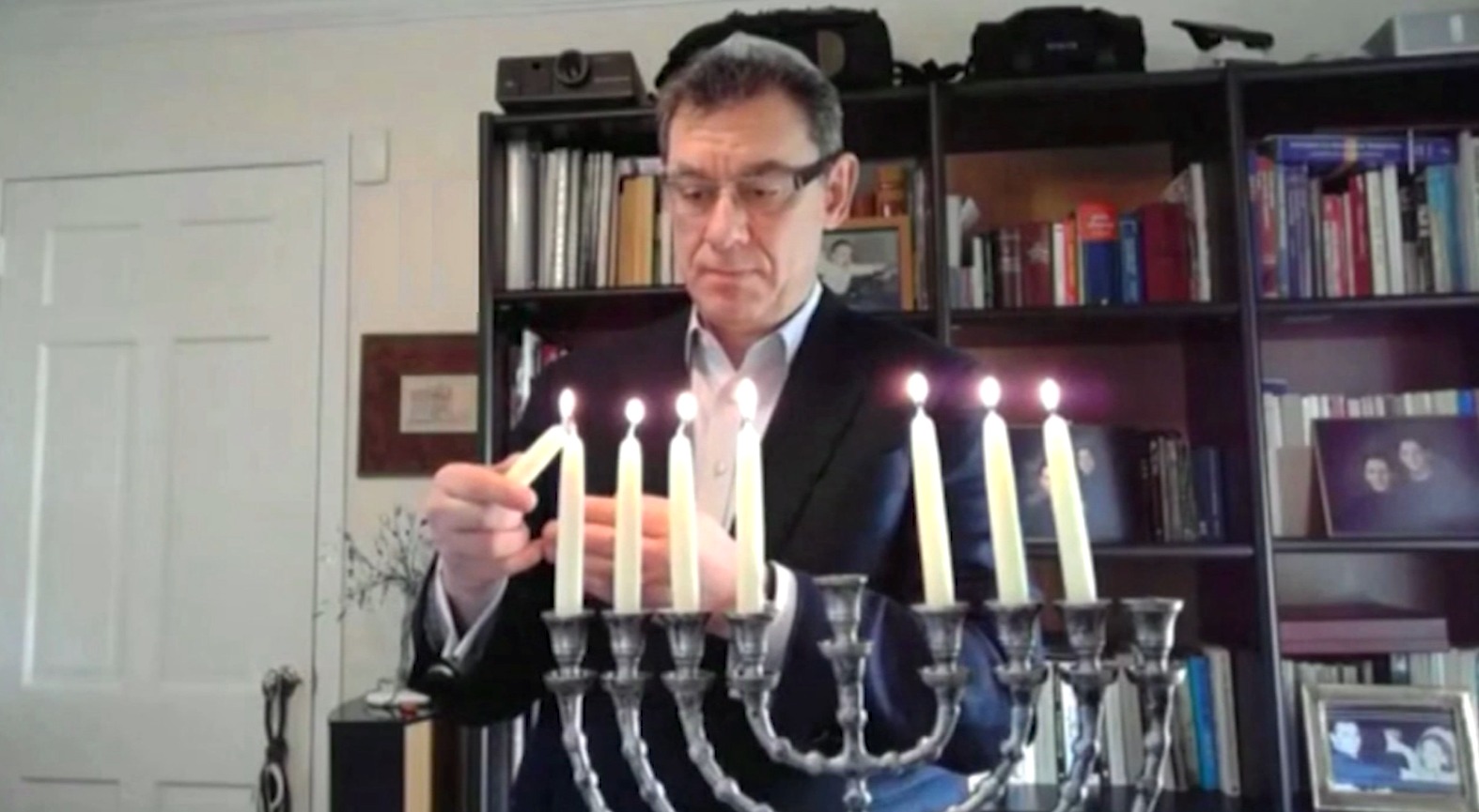 Ο ΕΒΡΑΙΟΣ ΣΤΟ ΘΡΗΣΚΕΥΜΑ ΜΠΟΥΡΛΑ άναψε τα κεριά του Hanukkah, στην ισραηλινή πρεσβεία στην Ουάσινγκτον (βίντεο))