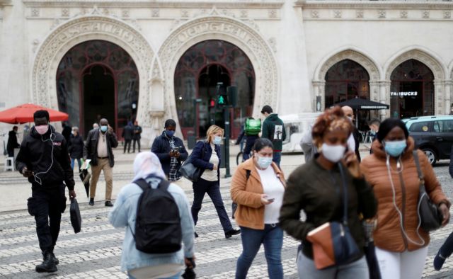 People walk near Rossio station during the coronavirus disease (COVID-19) outbreak, in downtown Lisbon, Portugal October 28, 2020.  REUTERS/Rafael Marchante