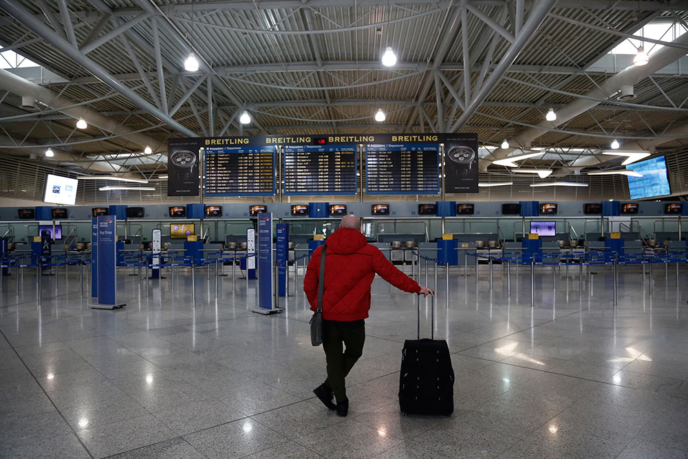 Ένας άντρας κοιτάζει τον πίνακα αναχωρήσεων πτήσεων στο άδειο αεροδρόμιο Ελευθέριος Βενιζέλος, κατά τη διάρκεια τρίωρης στάσης εργασίας των ελεγκτών εναέριας κυκλοφορίας, Αθήνα Δευτέρα 15 Ιανουαρίου 2018. ΑΠΕ-ΜΠΕ/ΑΠΕ-ΜΠΕ/ΓΙΑΝΝΗΣ ΚΟΛΕΣΙΔΗΣ