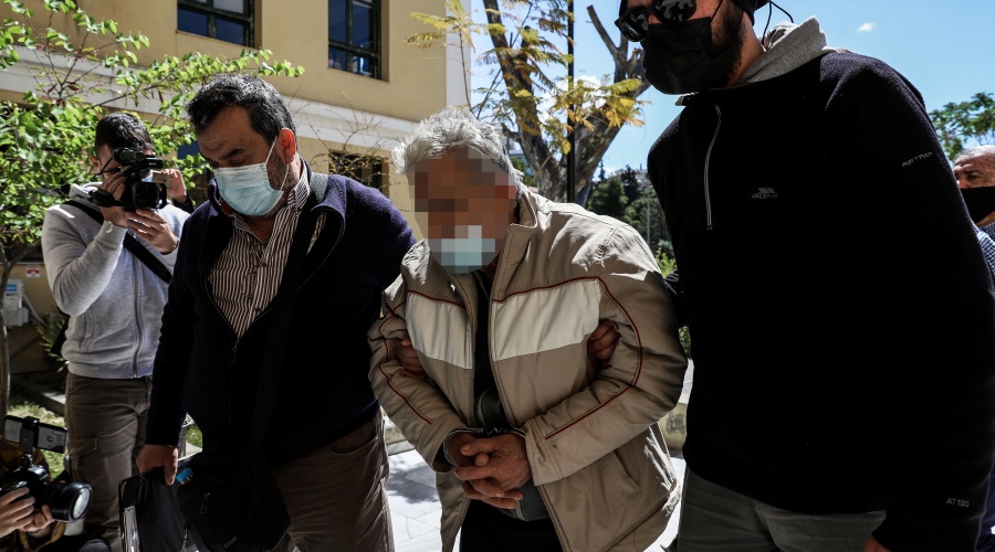 Ο 76χρονος φερόμενος ως δράστης της δολοφονίας του 48χρονου γιού του στο Κορωπί, οδηγείται από αστυνομικούς στον εισαγγελέα, την Τρίτη 20 Απριλίου 2021.
(EUROKINISSI/ΒΑΣΙΛΗΣ ΡΕΜΠΑΠΗΣ)