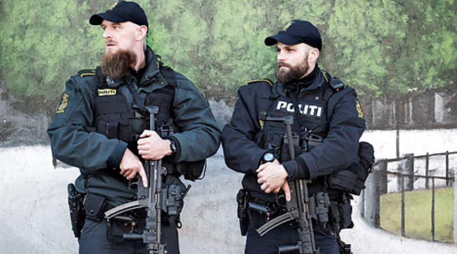 Svært bevæbnet politi på Kgs. Nytorv tirsdag d. 17. november. (Foto: Bax Lindhardt/Scanpix)