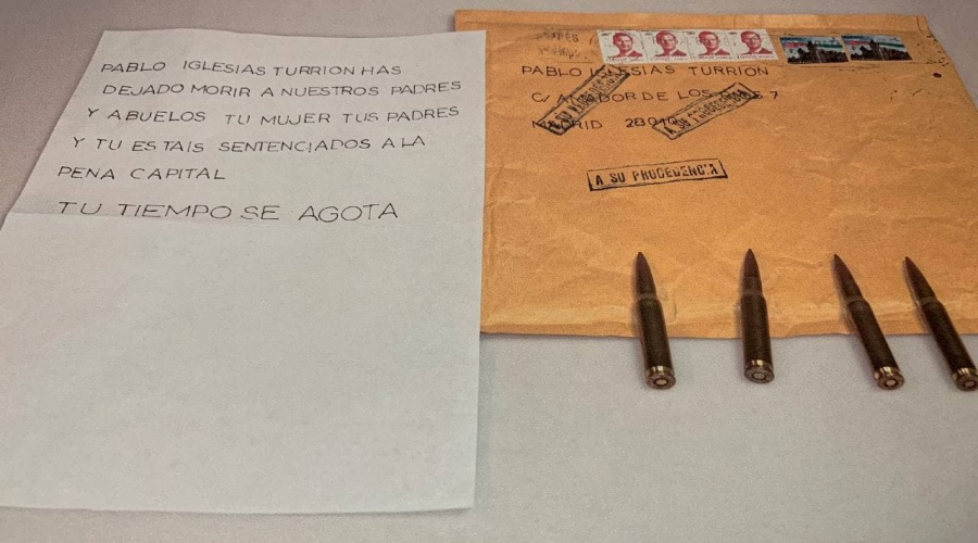 A dead threat letter and bullets received by Spanish left-wing Unidas Podemos party leader Pablo Iglesias are seen in this photograph released by Unidas Podemos in Madrid, Spain April 23, 2021. Unidas Podemos/Handout via REUTERS THIS IMAGE HAS BEEN SUPPLIED BY A THIRD PARTY. NO RESALES. NO ARCHIVES.