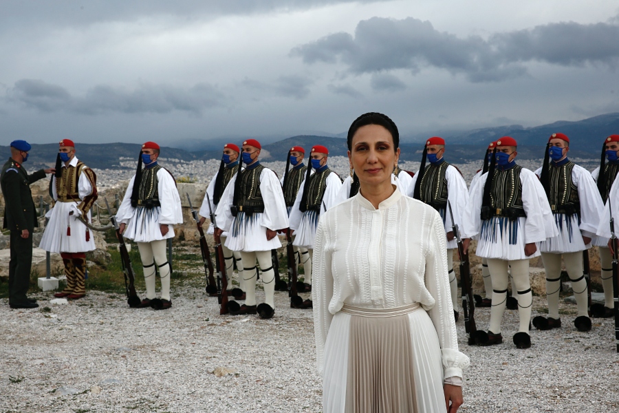 H σοπράνο Αναστασία Ζαννή ψάλλει τον εθνικό ύμνο κατά τη διάρκεια τελετή έπαρσης της σημαίας στον Ιερό Βράχο της Ακρόπολης, παρουσία της Προέδρου της Δημοκρατίας Κατερίνας Σακελλαροπούλου και του πρωθυπουργού Κυριάκου Μητσοτάκη, Αθήνα, Πέμπτη 25 Μαρτίου 2021.Με κάθε επισημότητα, τηρώντας παράλληλα όλα τα προβλεπόμενα μέτρα για την πανδημία του κορονοϊού, πραγματοποιούνται οι επετειακές εκδηλώσεις για τα 200 χρόνια από την Επανάσταση του 1821. Μεταξύ των υψηλών προσκεκλημένων που θα παραστούν στις εκδηλώσεις της χώρας μας είναι ο Ρώσος πρωθυπουργός, Mikhail Mishustin, ο πρίγκηπας της Ουαλίας, Κάρολος, μαζί με την Δούκισσα της Κορνουάλης Καμίλα, η υπουργός Άμυνας της Γαλλικής Δημοκρατίας, Florence Parly καθώς και ο Πρόεδρος της Κύπρου, Νίκος Αναστασιάδης, μαζί με τη σύζυγό του, Άντρη. ΑΠΕ-ΜΠΕ/ΑΠΕ-ΜΠΕ/ΑΛΕΞΑΝΔΡΟΣ ΒΛΑΧΟΣ