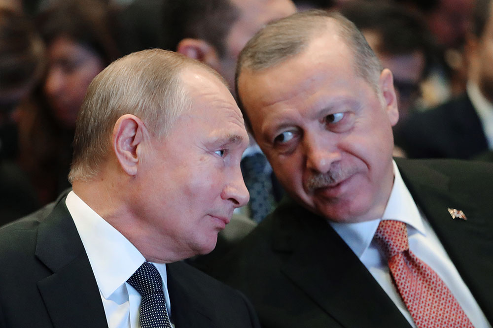 epa07177340 Turkish President Recep Tayyip Erdogan (R) and Russian President Vladimir Putin (L) before a ceremony marking the completion of the TurkStream gas pipeline's offshore section in Istanbul, Turkey, 19 November 2018. TurkStream will directly connect the large gas reserves in Russia to the Turkish gas transportation network, to provide reliable energy supplies for Turkey, south and south-east Europe.  EPA/MICHAEL KLIMENTYEV / SPUTNIK / KREMLIN POOL MANDATORY CREDIT