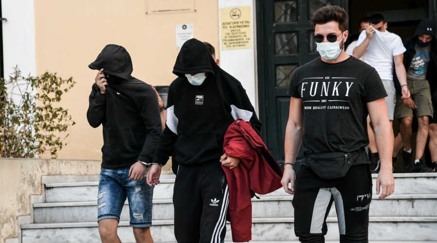 Στον Εισαγγελέα οδηγήθηκαν οι νεαροί που επιτέθηκαν στον ηλικιωμένο στην πλατεία της Νέας Σμύρνης. Παρασκευή 14 Μαίου 2021 (EUROKINISSI/ΜΙΧΑΛΗΣ ΚΑΡΑΓΙΑΝΝΗΣ)
