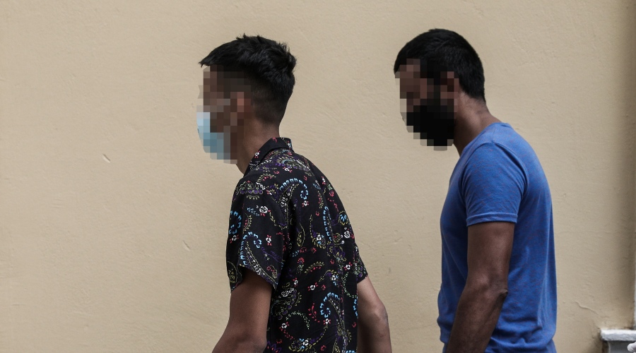 Στο Αυτόφωρο οι δύο συλληφθέντες που κατηγορούνται για σεξουαλική παρενόχληση 26χρονης στην παραλία της Αγίας Μαρίνας Κορωπίου, Δευτέρα 7 Ιουνίου 2021. (EUROKINISSI/ΒΑΣΙΛΗΣ ΡΕΜΠΑΠΗΣ)