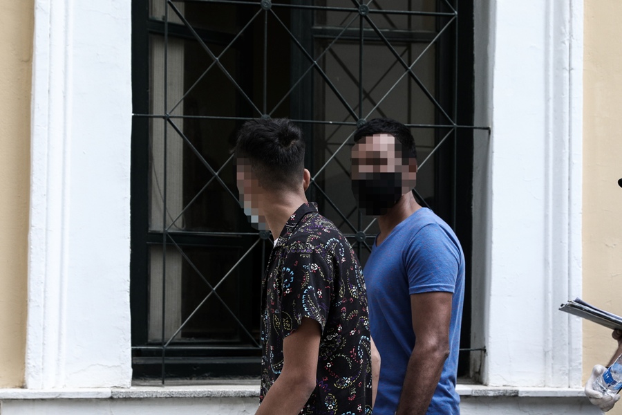 Στο Αυτόφωρο οι δύο συλληφθέντες που κατηγορούνται για σεξουαλική παρενόχληση 26χρονης στην παραλία της Αγίας Μαρίνας Κορωπίου, Δευτέρα 7 Ιουνίου 2021. (EUROKINISSI/ΒΑΣΙΛΗΣ ΡΕΜΠΑΠΗΣ)