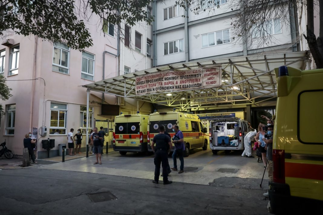 Επίθεση Ιερέα με καυστικό υγρό σε επτά Μητροπολίτες, κατά την διάρκεια του Συνοδικού Δικαστηρίου στην Μονή Πετράκη.Συνελήφθη ο δράστης από φρουρό που βρισκόταν εντός του κτηρίου και κατά την σύλληψη του τραυμάτισε και αυτόν με το καυστικό υγρό.Μεταφορά τραυματιών στο Λαϊκό Νοσοκομείο, Τετάρτη 23 Ιουνίου 2021(EUROKINISSI / ΓΙΑΝΝΗΣ ΠΑΝΑΓΟΠΟΥΛΟΣ)