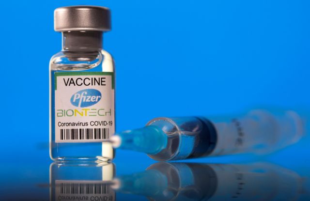 FILE PHOTO: FILE PHOTO: A vial labelled with the Pfizer-BioNTech coronavirus disease (COVID-19) vaccine is seen in this illustration picture taken March 19, 2021. REUTERS/Dado Ruvic/Illustration/File Photo/File Photo