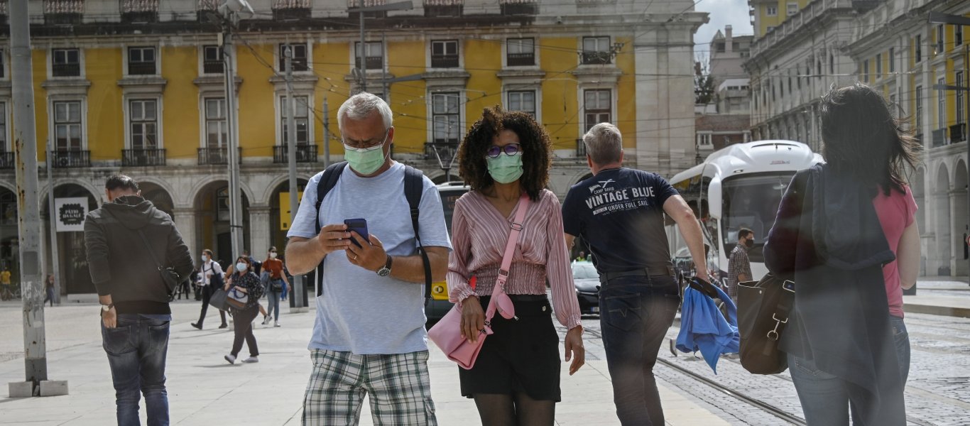 tourists-wearing-masks-portugal_0