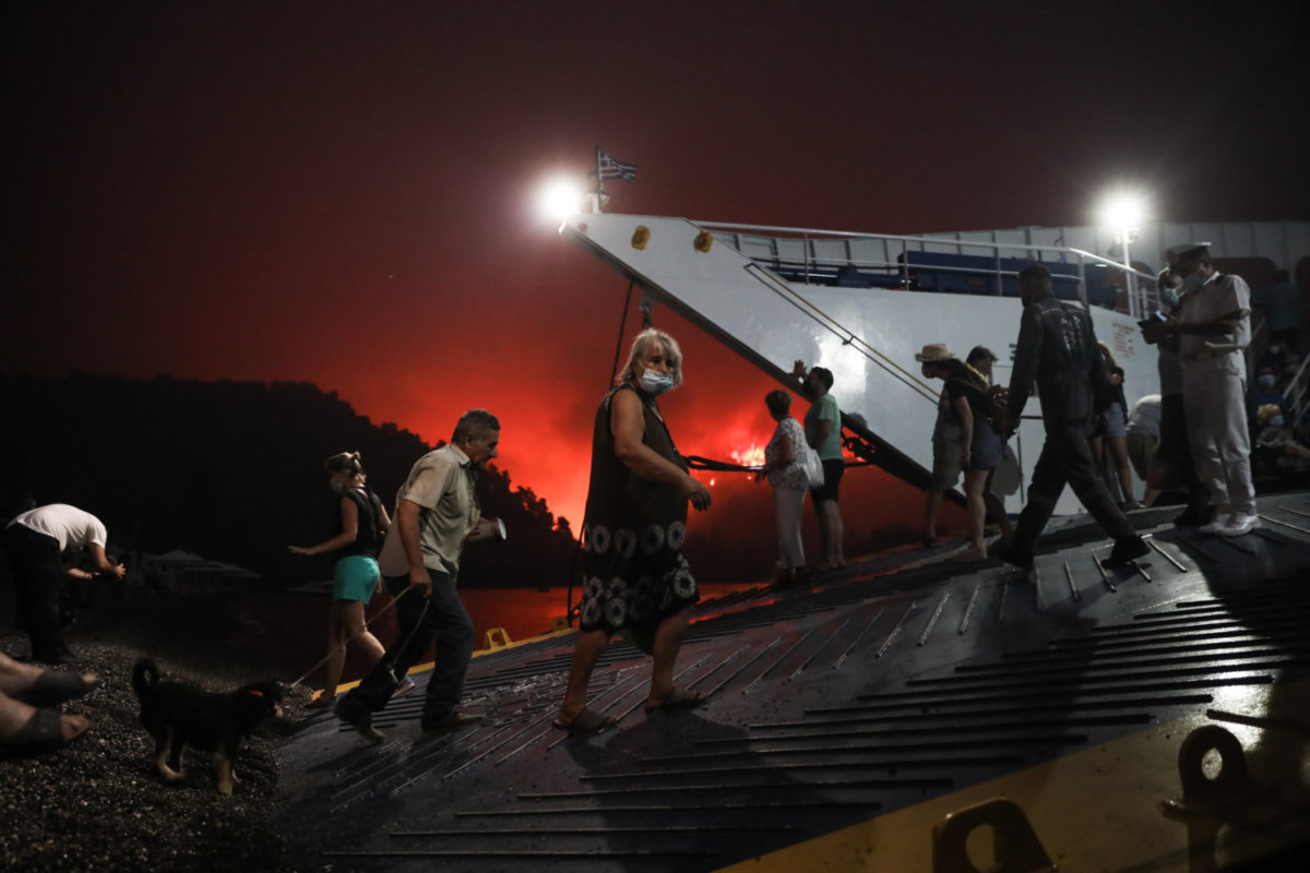 Εκκένωση της Λίμνης Ευβοίας, Παρασκευή 6 Αυγούστου 2021. Κάτοικοι και παραθεριστές εγκαταλείπουν την περιοχή με φέρι μποτ.
(EUROKINISSI/ΣΩΤΗΡΗΣ ΔΗΜΗΤΡΟΠΟΥΛΟΣ)