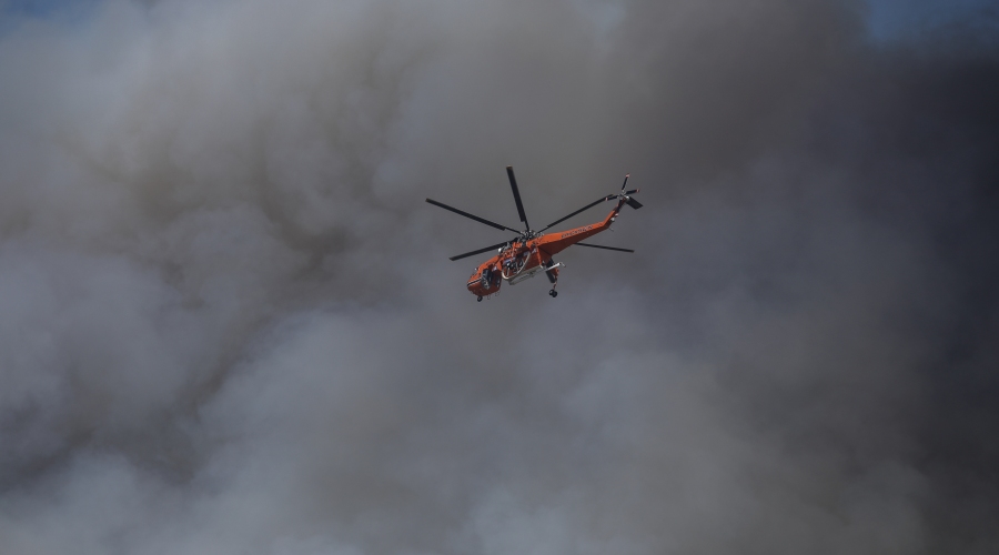 Πυρκαγιά στην Άνω Βαρυμπόμπη του δήμου Αχαρνών, την Τρίτη 3 Αυγούστου 2021. Η φωτιά ξέσπασε ανατολικά στα βασιλικά κτήματα στη Βαρυμπόμπη. Κινητοποιήθηκαν και επιχειρούν 60 πυροσβέστες με 20 οχήματα, δύο ομάδες πεζοπόρων τμημάτων, τέσσερα ελικόπτερα και τέσσερα αεροσκάφη, μεταξύ των οποίων και το ρωσικό Beriev 200.
(EUROKINISSI/ΣΩΤΗΡΗΣ ΔΗΜΗΤΡΟΠΟΥΛΟΣ)