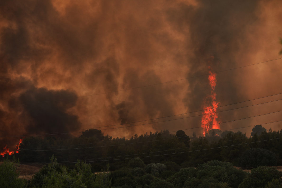 Πυρκαγιά στην Άνω Βαρυμπόμπη του δήμου Αχαρνών, την Τρίτη 3 Αυγούστου 2021. Η φωτιά ξέσπασε ανατολικά στα βασιλικά κτήματα στη Βαρυμπόμπη. Κινητοποιήθηκαν και επιχειρούν 60 πυροσβέστες με 20 οχήματα, δύο ομάδες πεζοπόρων τμημάτων, τέσσερα ελικόπτερα και τέσσερα αεροσκάφη, μεταξύ των οποίων και το ρωσικό Beriev 200.
(EUROKINISSI/ΣΩΤΗΡΗΣ ΔΗΜΗΤΡΟΠΟΥΛΟΣ)