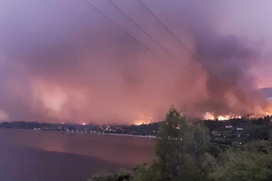 Πυρκαγιά στην Λίμνη Ευβοίας, Τρίτη 3 Αυγούστου 2021. (Φωτογραφία από κινητό τηλέφωνο)
(EUROKINISSI)