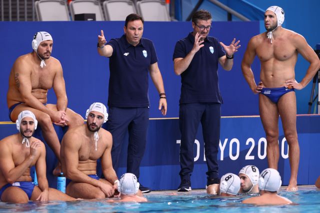Tokyo 2020 Olympics - Water Polo - Men - Group A - Greece v United States - TWC - Tatsumi Water Polo Centre, Tokyo, Japan - August 2, 2021.  Greece’s head coach Theodoros Vlachos talks to team members. REUTERS/Gonzalo Fuentes