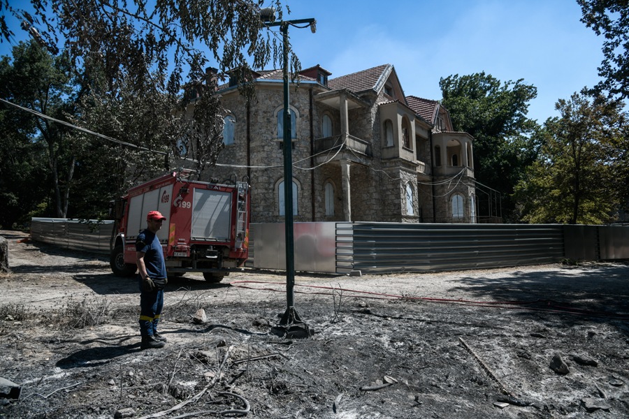 Καταστροφές από την πυρκαγιά στα πρώην βασιλικά κτήματα στο Τατόι, Σάββατο 7 Αυγούστου 2021. (EUROKINISSI/ΜΙΧΑΛΗΣ ΚΑΡΑΓΙΑΝΝΗΣ)