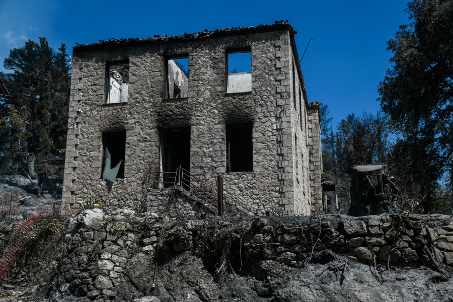 Καταστροφές από την πυρκαγιά στα πρώην βασιλικά κτήματα στο Τατόι, Σάββατο 7 Αυγούστου 2021. (EUROKINISSI/ΜΙΧΑΛΗΣ ΚΑΡΑΓΙΑΝΝΗΣ)