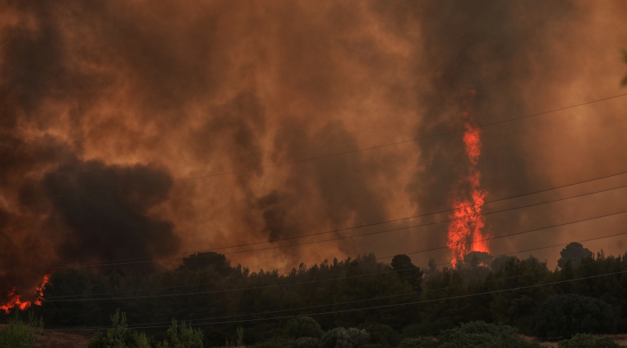 Πυρκαγιά στην Άνω Βαρυμπόμπη του δήμου Αχαρνών, την Τρίτη 3 Αυγούστου 2021. Η φωτιά ξέσπασε ανατολικά στα βασιλικά κτήματα στη Βαρυμπόμπη. Κινητοποιήθηκαν και επιχειρούν 60 πυροσβέστες με 20 οχήματα, δύο ομάδες πεζοπόρων τμημάτων, τέσσερα ελικόπτερα και τέσσερα αεροσκάφη, μεταξύ των οποίων και το ρωσικό Beriev 200. (EUROKINISSI/ΣΩΤΗΡΗΣ ΔΗΜΗΤΡΟΠΟΥΛΟΣ)