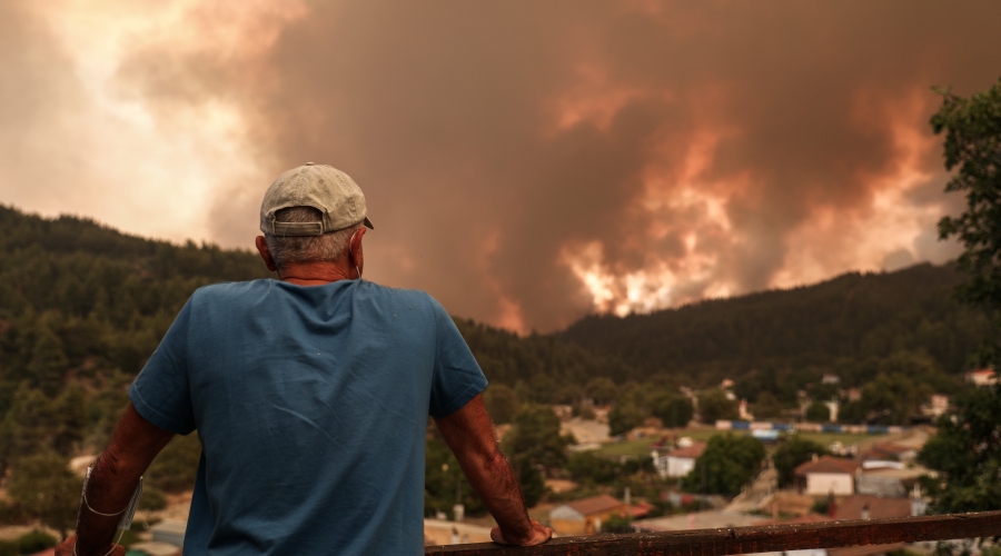 Πυρκαγιά στην Βόρεια Εύβοια, Κυριακή 8 Αυγούστου 2021. Στιγμιότυπο από το χωριό Γούβες.