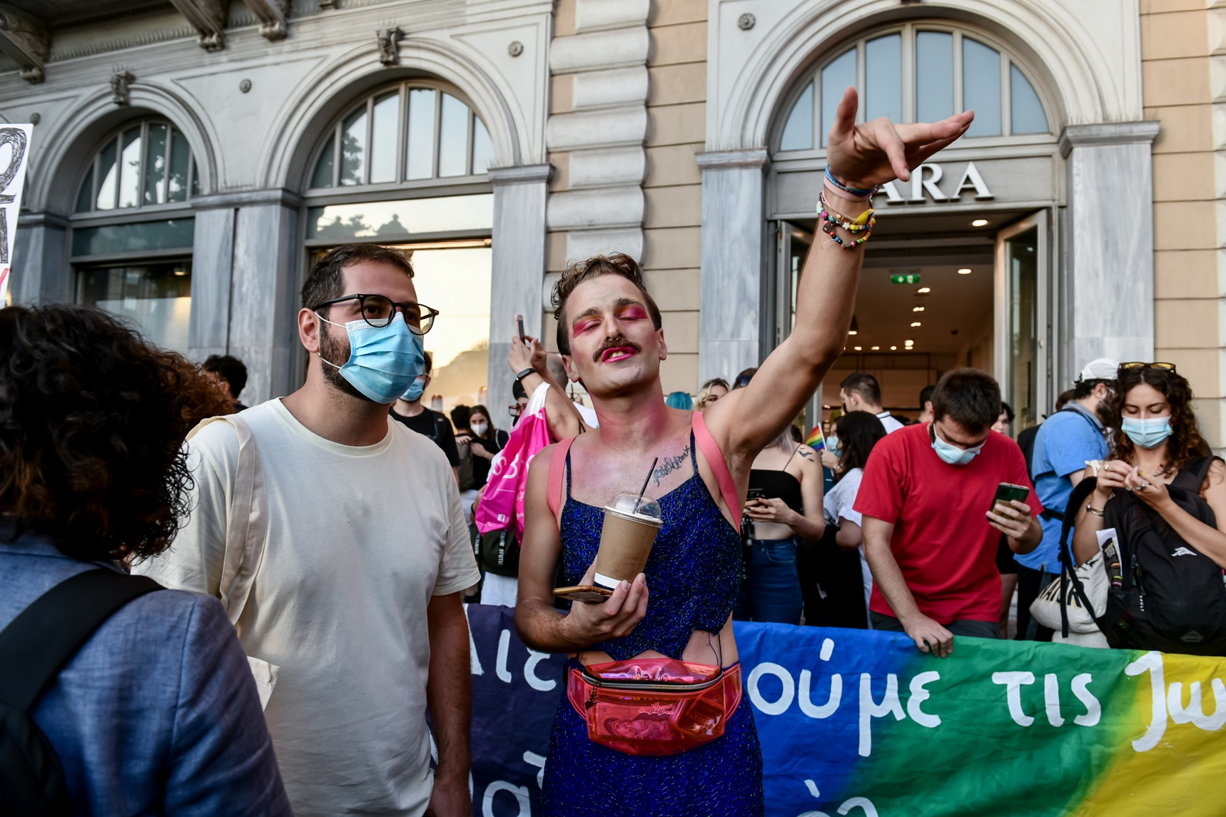 Στιγμιότυπο από την πορεία Athens Pride 2021 - πορεία περηφάνειας της ΛΟΑΤΚΙ ΚΑΙ LGBTQI+ κοινότητας. Γιορτή διεκδίκησης και μνήμης, με συνθήκες πανδημίας φέτος, αλλά με χαρακτήρα διαμαρτυρίας ενάντια σε μια ομοφοβική, τρανσφοβική και ρατσιστική κοινωνία, ενάντια την αστυνομική βία, την πατριαρχία, την ανισότητα, την απομόνωση και την κακοποίηση, Σάββατο 11 Σεπτεμβρίου 2021 (ΤΑΤΙΑΝΑ ΜΠΟΛΑΡΗ/ EUROKINISSI)