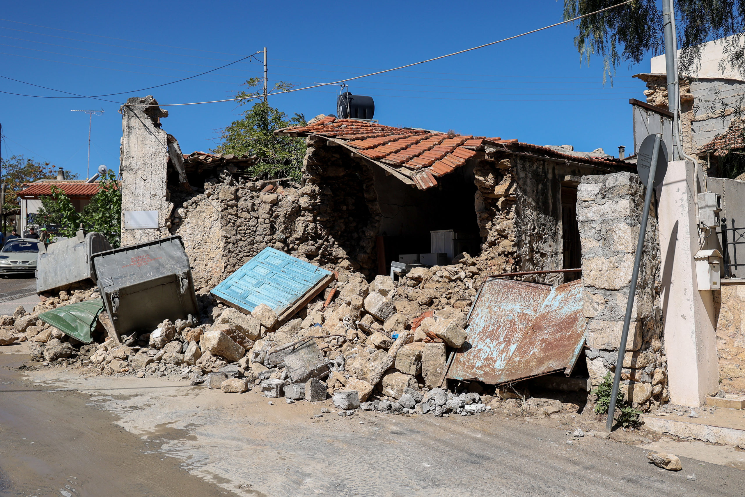 Ισχυρή σεισμική δόνηση μεγέθους 5,8 βαθμών της κλίμακας Ρίχτερ σημειώθηκε στην περιοχή του Ηράκλειου Κρήτης.Το επίκεντρο του σεισμού, ήταν 5χλμ στο Αρκαλοχώρι, όπου υπάρχουν μεγάλες καταστροφές.Κατάρρευση εκκλησίας, νεκρός ένας εργάτης, Δευτέρα 27 Σεπτεμβρίου 2021 
(ΣΤΕΦΑΝΟΣ ΡΑΠΑΝΗΣ/ EUROKINISSI)