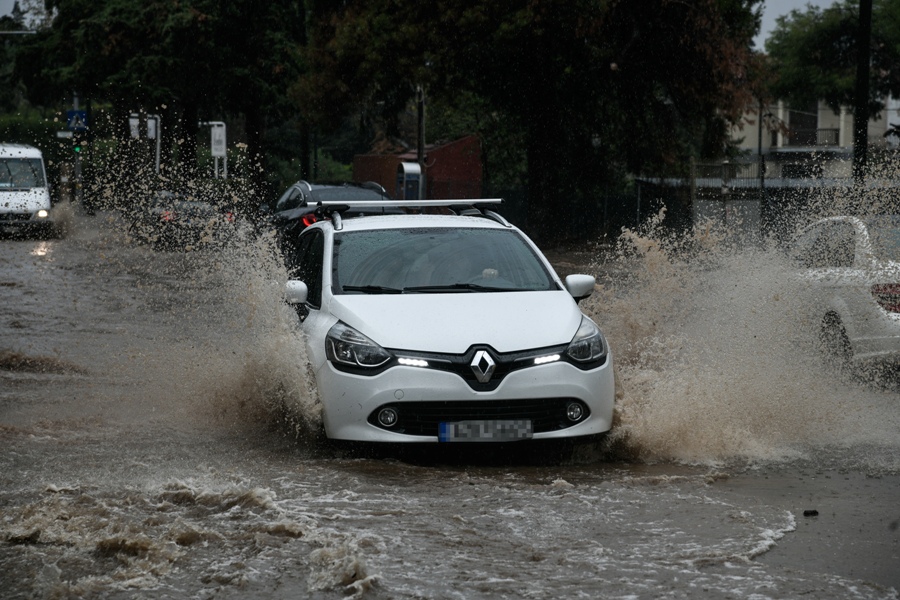 Πλημμυρισμένος δρόμος από την έντονη βροχόπτωση στην Εκάλη, Πέμπτη 14 Οκτωβρίου 2021. (ΜΙΧΑΛΗΣ ΚΑΡΑΓΙΑΝΝΗΣ/EUROKINISSI)