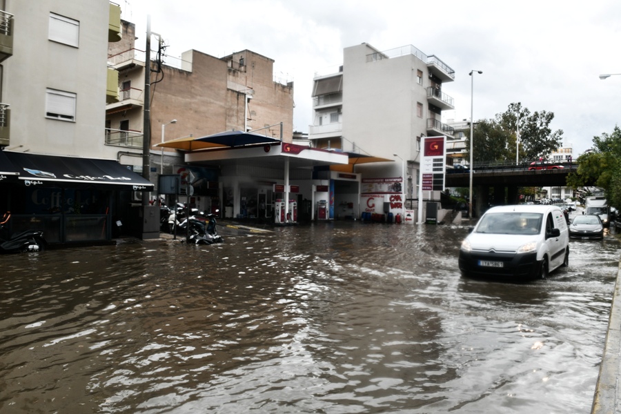 Πλημμύρα από την έντονη βροχόπτωση στην γέφυρα της Χαμοστέρνας στην οδό Θεσσαλονίκης, Πέμπτη 14 Οκτωβρίου 2021. (ΤΑΤΙΑΝΑ ΜΠΟΛΑΡΗ/EUROKINISSI)