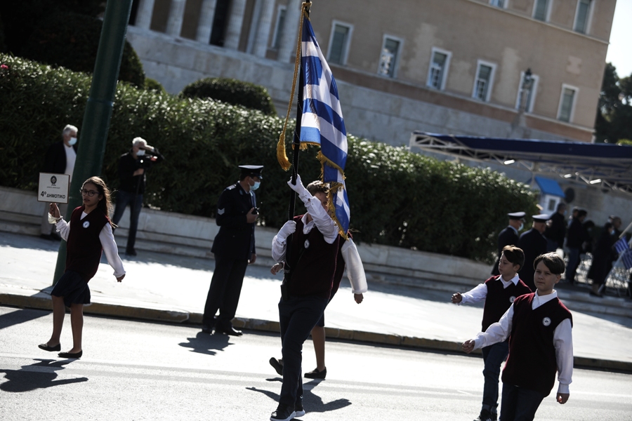 Παρέλαση μαθητών, σπουδαστών, προσκόπων και οδηγών μπροστά από το Μνημείο του Άγνωστου Στρατιώτη στην Αθήνα για την εθνική επέτειο της 28ης Οκτωβρίου, Πέμπτη 28 Οκτωβρίου 2021. (ΣΩΤΗΡΗΣ ΔΗΜΗΤΡΟΠΟΥΛΟΣ/EUROKINISSI)