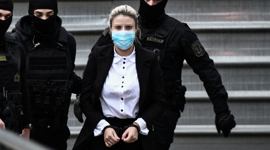 Δίκη της υπόθεσης για την επίθεση με καυστικό υγρό από 37χρονη εναντίον της Ιωάννας Παλιοσπύρου, Πέμπτη 14 Οκτωβρίου 2021. Στο στιγμιότυπο η κατηγορούμενη κατά την είσοδό της στην αίθουσα του Μικτού Ορκωτού Δικαστηρίου. 
(ΤΑΤΙΑΝΑ ΜΠΟΛΑΡΗ/EUROKINISSI)