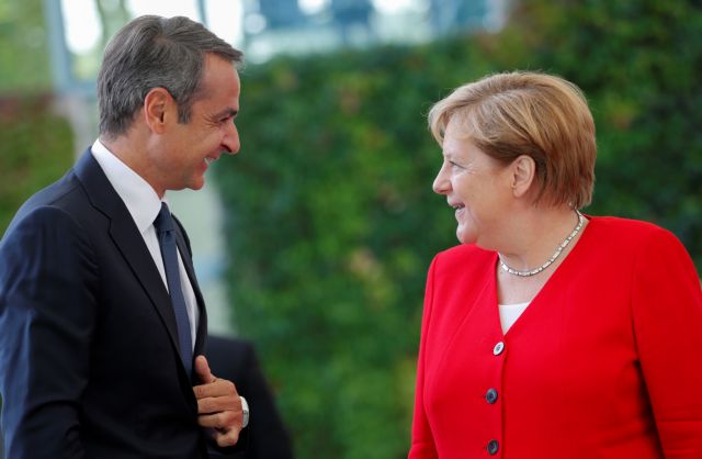 German Chancellor Angela Merkel welcomes Greece's Prime Minister Kyriakos Mitsotakis at the Chancellery in Berlin, Germany, August 29, 2019.   REUTERS/Axel Schmidt