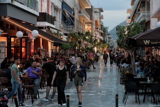 Κόσμος κάθεται σε καταστήματα εστίασης, σε εξωτερικό χώρο, στην Κόρινθο, την Τετάρτη 5 Μαΐου 2021. Άνοιξε η εστίαση, χωρίς μουσική, με τραπεζοκαθίσματα αποκλειστικά σε ανοικτό χώρο. ΑΠΕ-ΜΠΕ/ΑΠΕ-ΜΠΕ/ΒΑΣΙΛΗΣ ΨΩΜΑΣ