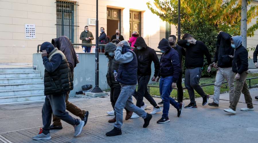 Απολογία αστυνομικών που κατηγορούνται για συμμετοχή σε κύκλωμα παρανόμων ελληνοποιήσεων. Τετάρτη 1 Δεκεμβρίου 2021 (ΒΑΣΙΛΗΣ ΡΕΜΠΑΠΗΣ / EUROKINISSI)