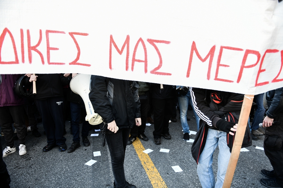 Συγκέντρωση και πορεία από μαθητικές συλλογικότητες και φοιτητικούς συλλόγους για να τιμήσουν τη μνήμη του 15χρονου Αλέξη Γρηγορόπουλου, ο οποίος δολοφονήθηκε πριν από 13 χρόνια (στις 6 Δεκεμβρίου του 2008) από τον ειδικό φρουρό Επαμεινώνδα Κορκονέα στα Εξάρχεια, Δευτέρα 6 Δεκεμβρίου 2021.
(ΤΑΤΙΑΝΑ ΜΠΟΛΑΡΗ/EUROKINISSI)