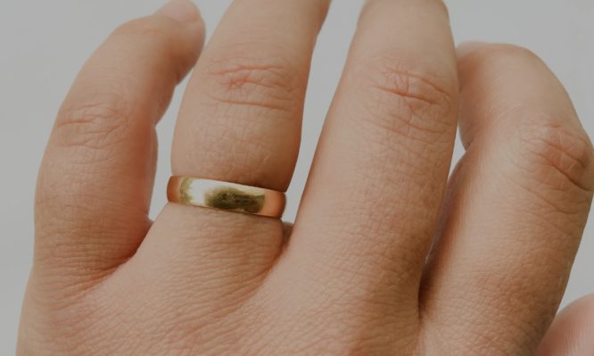 hand-and-ring-picture-id904439026-666x399