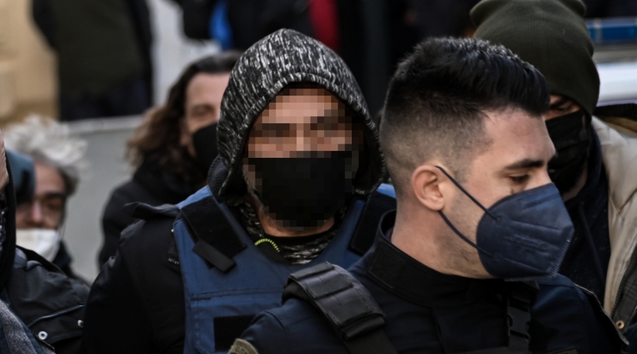 Ο 46χρονος που κακοποίησε βάναυσα την 40χρονη σύντροφό του στην Αργυρούπολη οδηγείται από αστυνομικούς στον ανακριτή, Τετάρτη 18 Ιανουαρίου 2022.
(ΜΙΧΑΛΗΣ ΚΑΡΑΓΙΑΝΝΗΣ/EUROKINISSI)