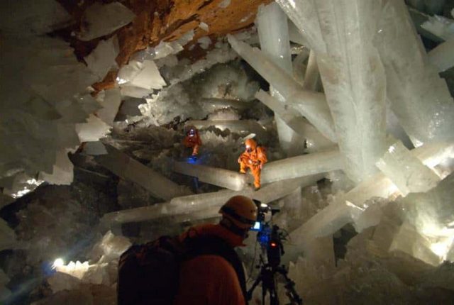 Amazing-Crystal-Cave-Chihuahua-Mexico-640x430