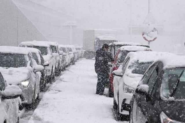 Immobilized cars on Attiki Odos due to snowfall caused by the cold front `Elpida`, Attika on January 24, 2022. / Ακινητοποιημένα οχήματα στην Αττική Οδό λόγω χιονόπτωσης που προκάλεσε το ψυχρό μέτωπο `Ελπίδα`, Αττική, 24 Ιανουαρίου 2022.