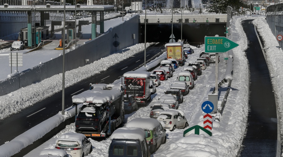 Εγκλωβισμένα αυτοκίνητα στην Αττική Οδό, στην έξοδο για την Δουκίσσης Πλακεντίας, από την ισχυρή χιονόπτωση που προκάλεσε η κακοκαιρία "Ελπίς", Τρίτη 25 Ιανουαρίου 2022.
(ΣΩΤΗΡΗΣ ΔΗΜΗΤΡΟΠΟΥΛΟΣ/EUROKINISSI)