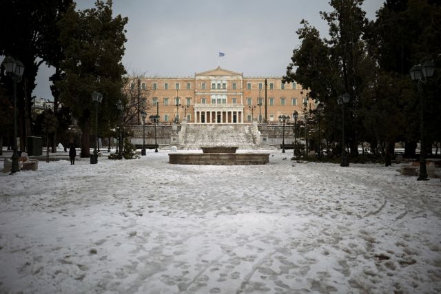 A view of the Greek parliament building, following heavy snowfall in Athens, Greece, January 25, 2022. REUTERS/Alkis Konstantinidis