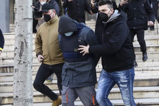 Στον εισαγγελέα οδηγείται ο 23χρονος που συνελήφθη για την δολοφονία του 19χρονου Άλκη, στην περιοχή Χαριλάου της Θεσσαλονίκης, Πέμπτη 3 Φεβρουαρίου 2022.
(ΜΟΤΙΟΝΤΕΑΜ)