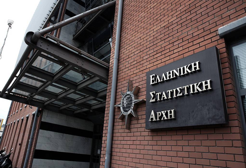 Το λογότυπο της Ελληνικής Στατιστικής Αρχής διακρίνεται στην είσοδο των κεντρικών γραφείων της ΕΛΣΤΑΤ, Αθήνα, Παρασκευή 21 Απριλίου 2017. ΑΠΕ-ΜΠΕ/ΑΠΕ-ΜΠΕ/ΣΥΜΕΛΑ ΠΑΝΤΖΑΡΤΖΗ